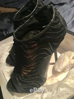 Elizabeth Banks HUNGER GAMES Screen worn Used Alternate Reaping scene Shoes COA